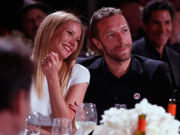 
	
	Vào năm 2002, Chris Martin đã chủ động hẹn gặp Gwyneth Paltrow tại hậu trường của buổi concert Coldplay. Chỉ 2 năm sau, cả hai đã kết hôn và hiện tại, họ đã có với nhau hai thiên thần nhỏ.